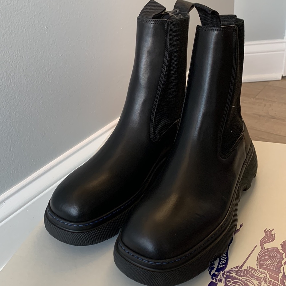 Burberry men’s Chelsea boots - Picture 3 of 3